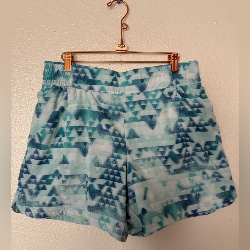 Columbia Women's Athletic Shorts in Blue Geometric Pattern size L